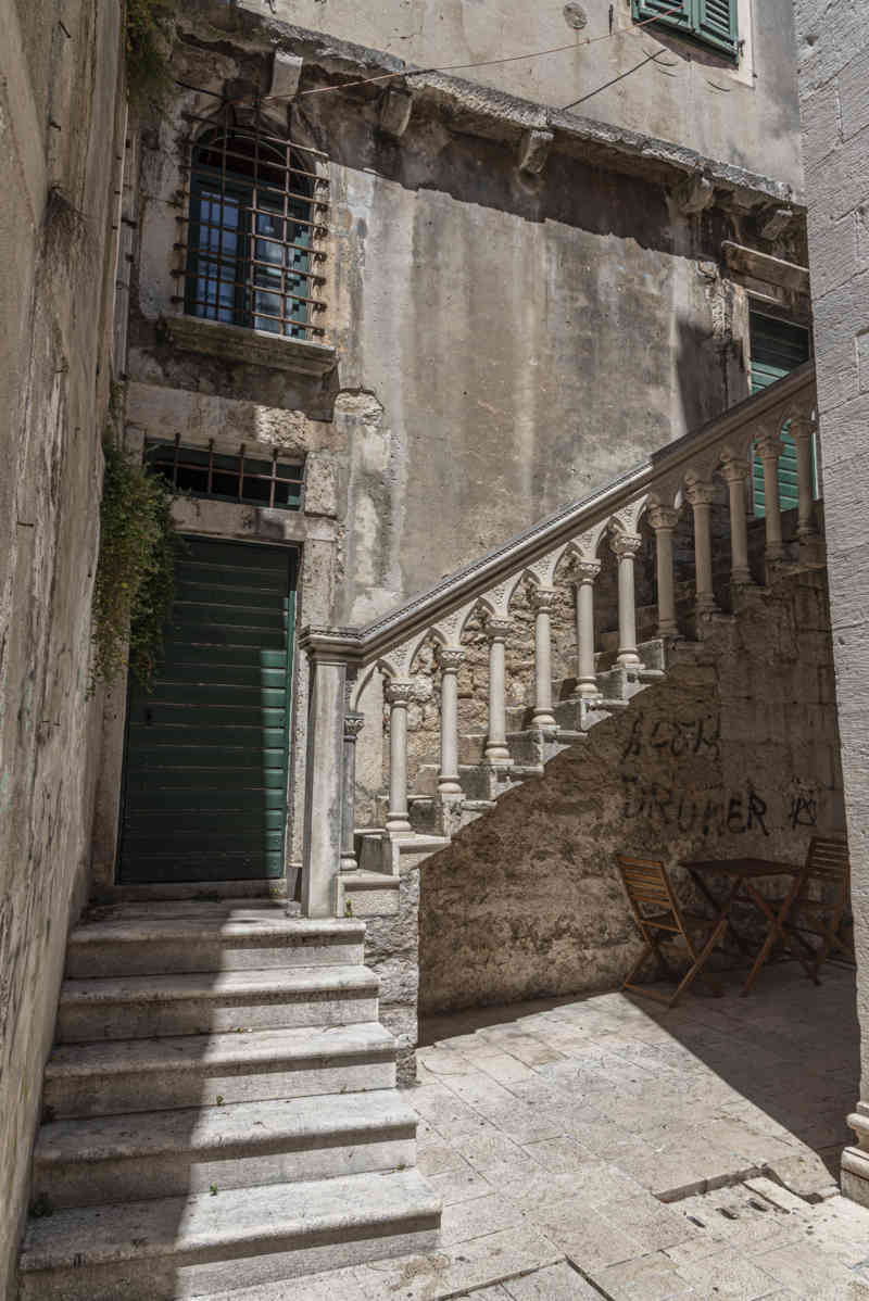 Croacia - Sibenik 23 - palacio Rossini - escalera barroca